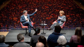 Gustavo Dudamel junto a la