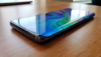 Qué son las pantallas ‘quad-curved’, la novedad que tendría el iPhone 19