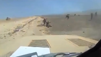 Combatientes del gobierno yemení se grabaron atropellando a rebeldes hutíes