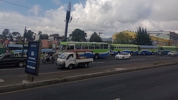Buses en caravana se dirigen al centro de la ciudad de Guatemala