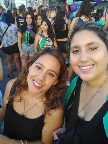 María junto a su hermana