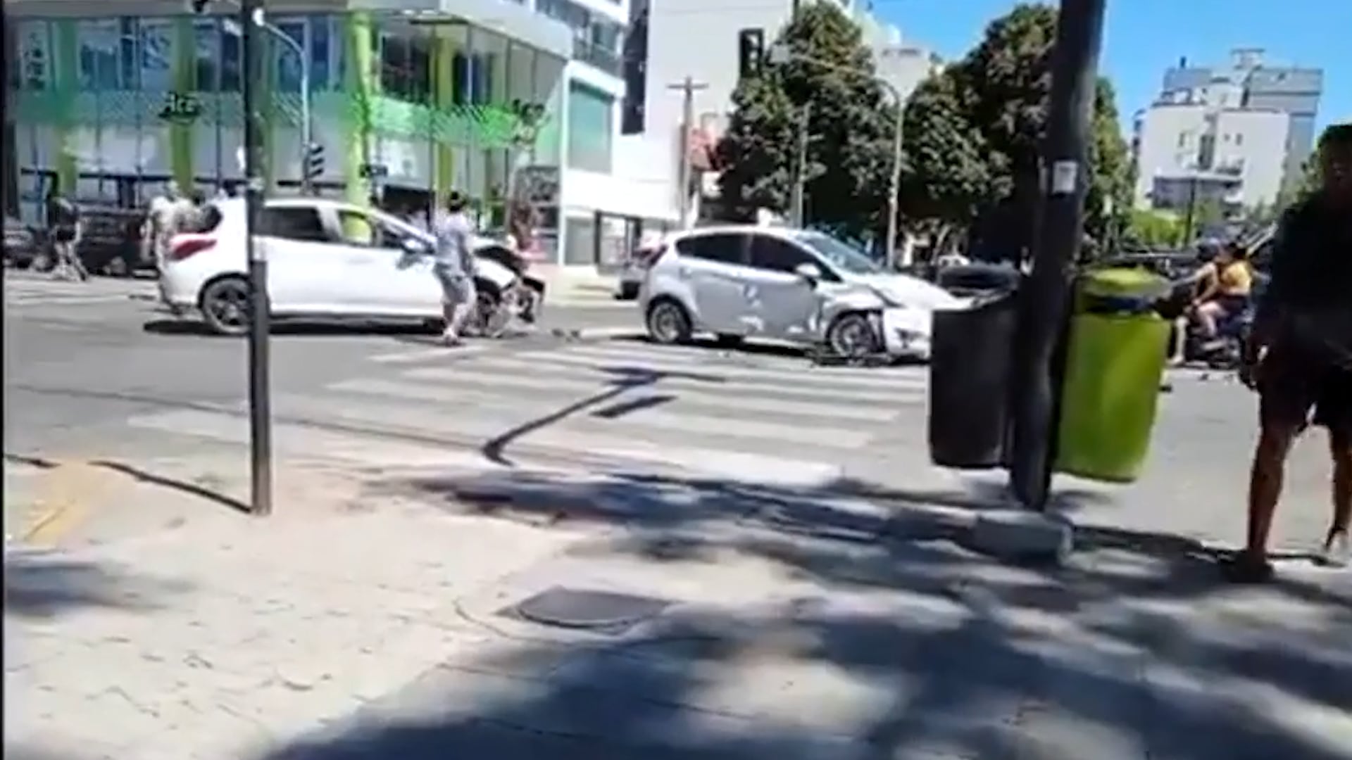 A pesar del violento impacto, no hubo heridos graves en el siniestro de La Plata, aunque el tránsito fue interrumpido durante varios minutos