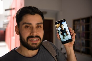 Gabriel habla por teléfono con su hijo Damián, que no conoce. (Gastón Taylor)