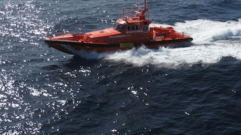 Salvamento Marítimo escolta hasta La Restinga (El Hierro) a un segundo cayuco localizado este domingo
