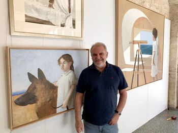 El reconocido pintor de origen cubano Julio Larraz posa junto a unas de sus pinturas el 26 de noviembre durante una entrevista con Efe en el Museo de Coral Gables, ciudad aledaña a Miami, Florida (EE. UU). EFE/Ana Mengotti