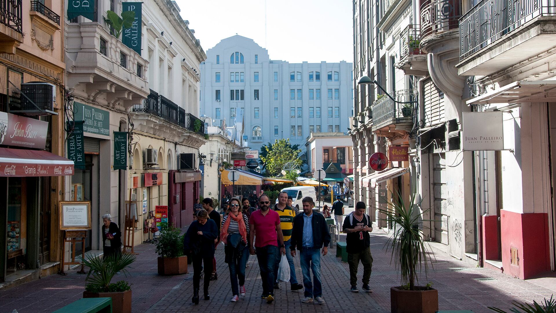 Cuando los turistas descienden de los cruceros en Montevideo, el primer lugar que visitan es su barrio histórico, la Ciudad Vieja.