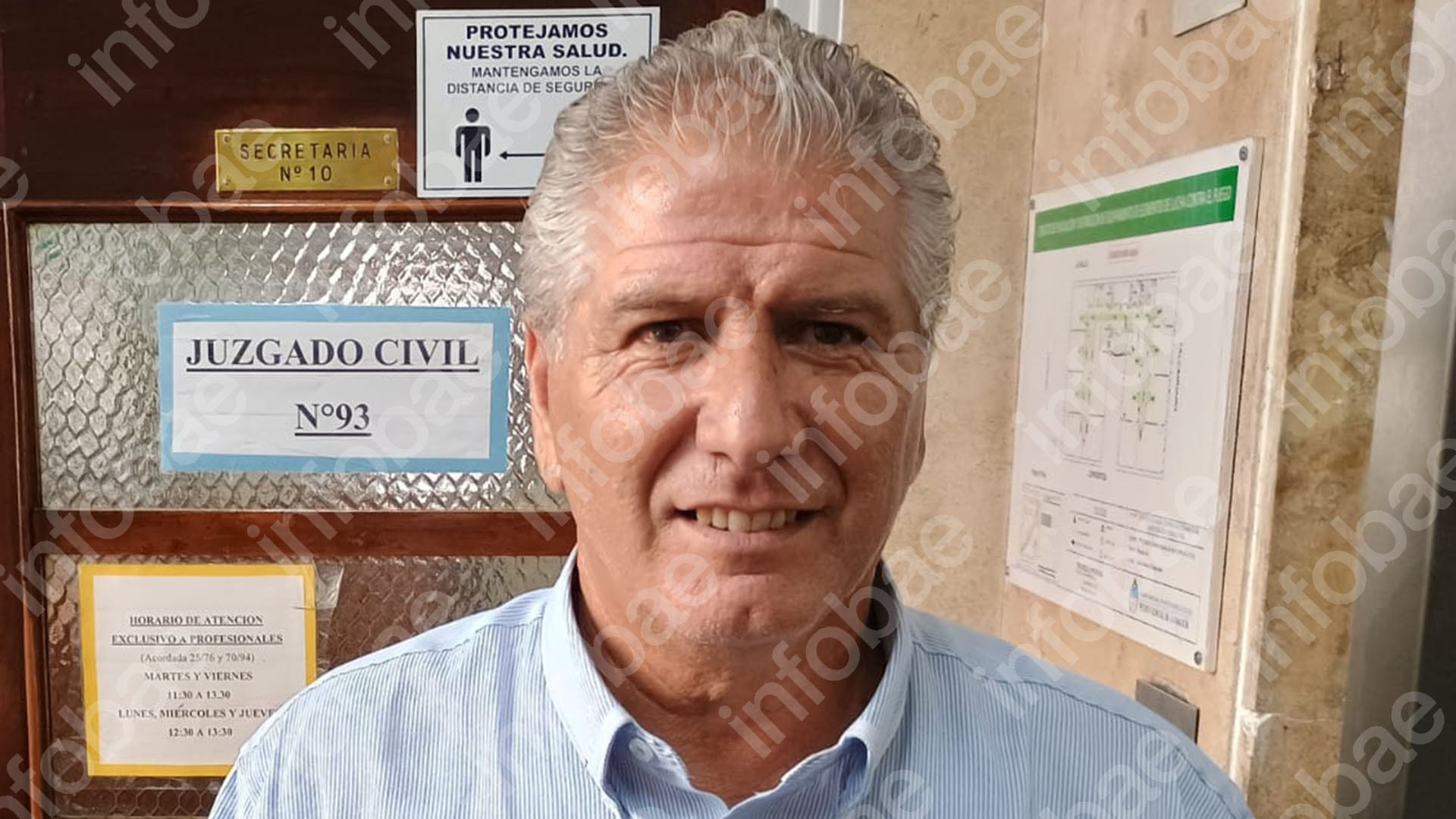 Aldo Federico Vega, un Zichy Thyssen, según él mismo, en la puerta del juzgado civil que lleva su caso