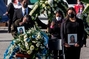 Familiares de una migrante lloran