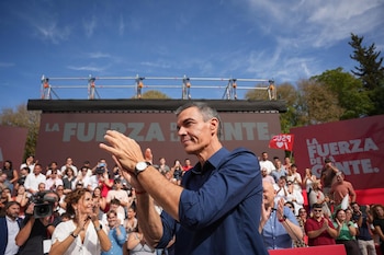 10/10/2026 Imagen del secretario general del PSOE y presidente del Gobierno, Pedro Sánchez, en el primer acto de precampaña de las elecciones del 29N.
A 10 de octubre de 2026 en Dos Hermanas (Sevilla, Andalucía, España)
El acto ha contado también con la presencia de la secretaria general del PSOE-A, María Jesús Montero, y del alcalde de Dos Hermanas y secretario de Organización del PSOE-A, Francisco Rodríguez
POLITICA
María José López - Europa Press