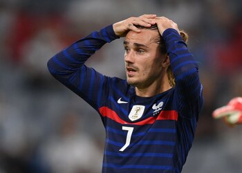 Antoine Griezmann quedó envuelto en una polémica racista por un video filmado por Dembelé en 2019 (Foto: REUTERS)