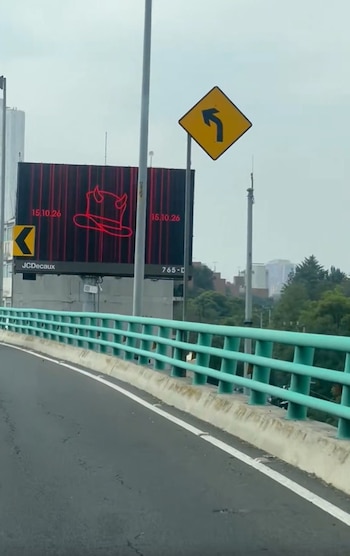 Anuncios de u2 por las calles de cdmx (captura de pantalla)