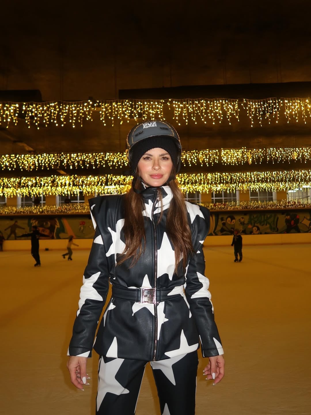 El look de la China Suárez en la pista de hielo, con casco y conjunto negro con estrellas blancas, acompañó el clima festivo y decorado del lugar