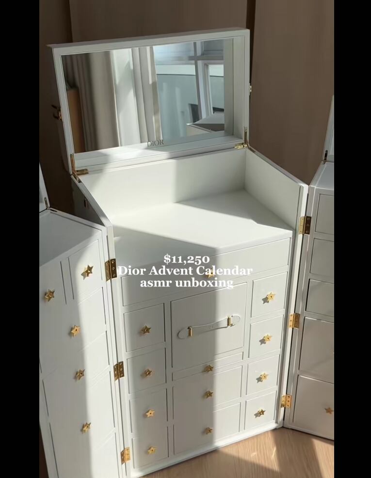 Cada ventana de la caja Dior revela sorpresas seleccionadas por la maison, desde perfumes hasta accesorios únicos. | Captura TikTok