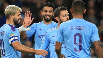 Agüero celebra con Mahrez, quien