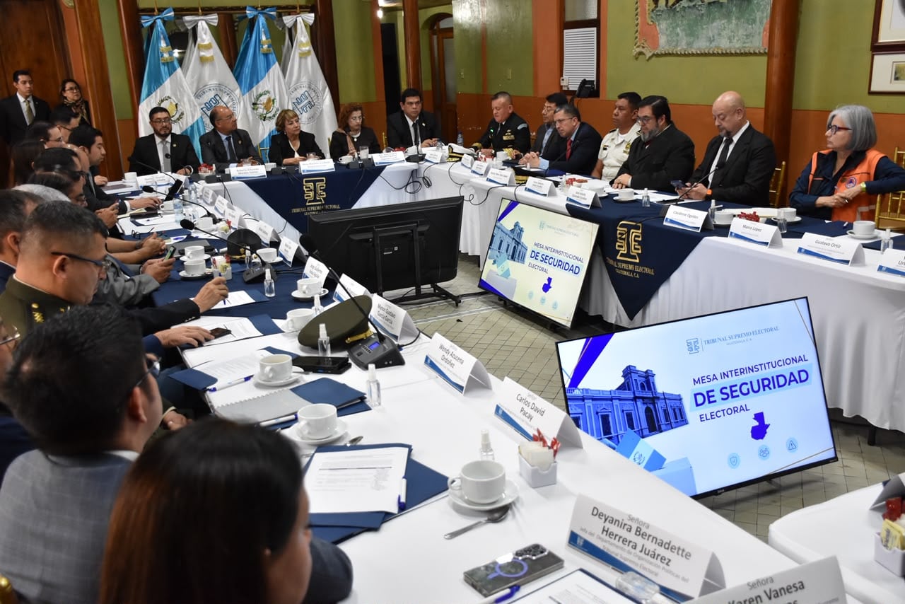Integrantes de la Mesa Interinstitucional de Seguridad Electoral participan en una sesión de trabajo convocada por el Tribunal Supremo Electoral de Guatemala. (Tribunal Supremo Electoral de Guatemala)