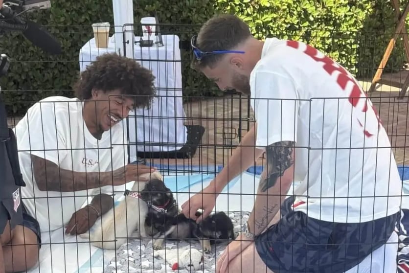 Christian Pulisic, Matt Freese, Chris Richards y Gio Reyna participaron de la sesión con Bud, Dew Drop y Bloom, tres cachorros llevados al centro de entrenamiento (US Soccer)
