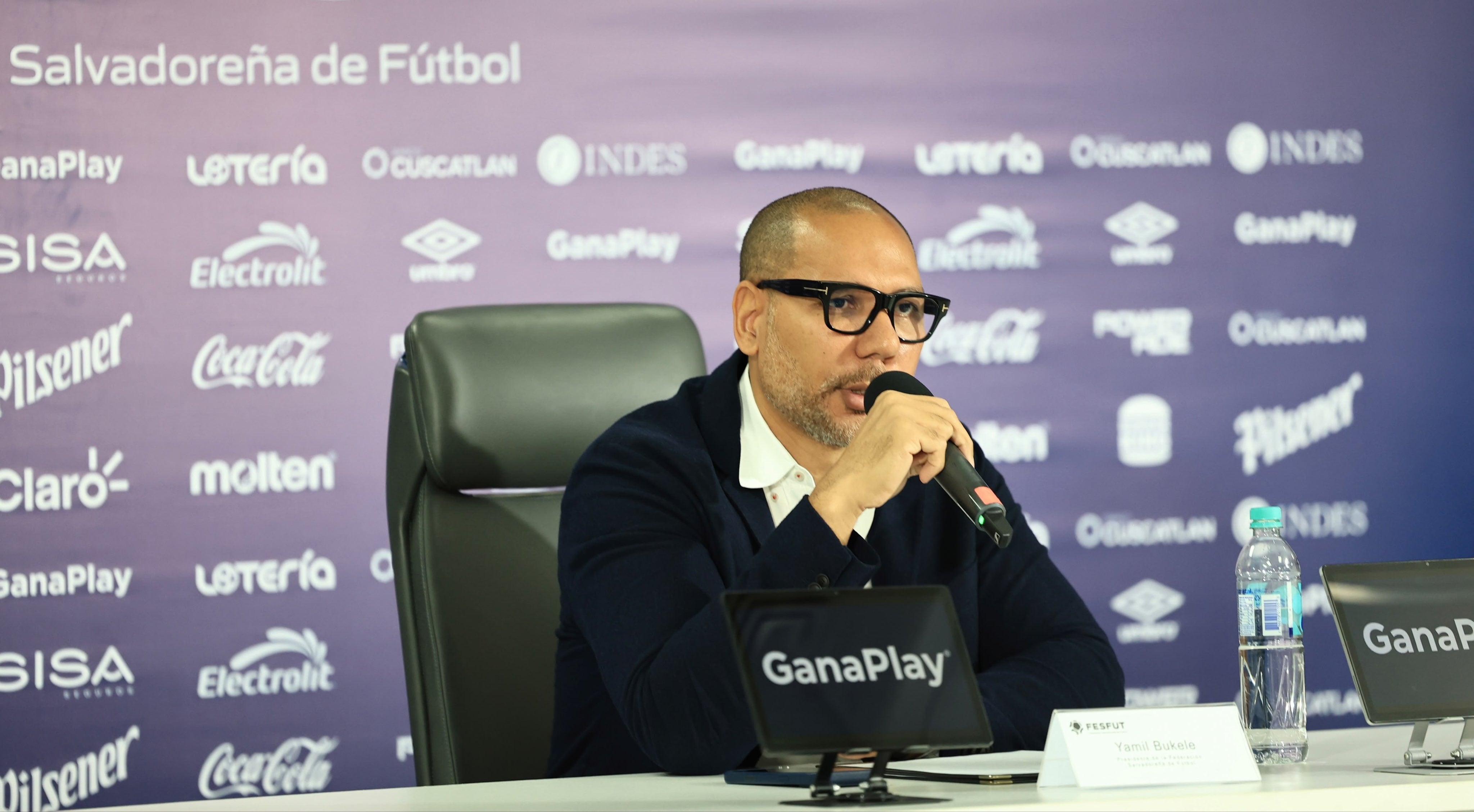 Yamil Bukele, presidente de la Federación Salvadoreña de Fútbol, explicó las razones para no despedir a Hernán Darío Gómez como entrenador - crédito @fesfut_sv/X