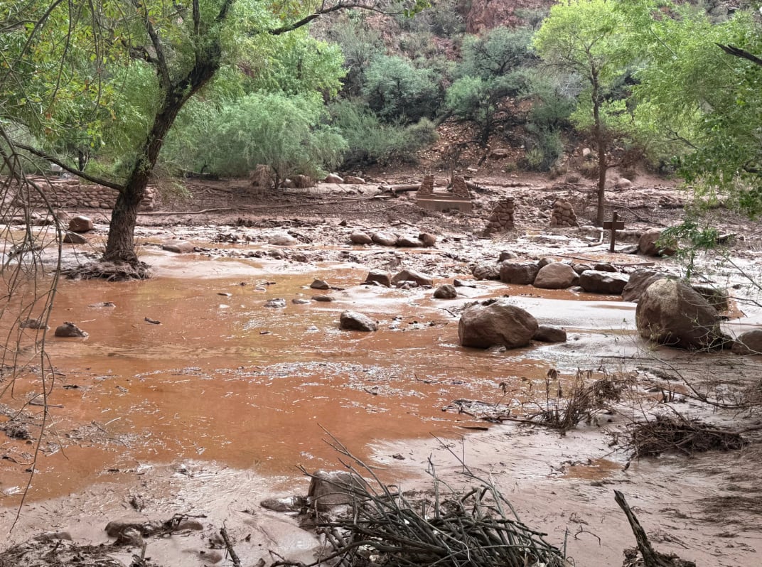 El operativo de búsqueda en el Gran Cañón se concentró en Bright Angel Canyon y Phantom Ranch, con sobrevuelos y rescates en helicóptero (James Thompson/ National Park Service via AP)