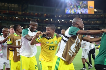 El sudafricano Jayden Adams (23) celebra con sus compañeros después de vencer 1-0 a Corea del Sur en partido por el Grupo A del Mundial, el miércoles 24 de junio de 2026, en Monterrey, México. (AP Foto/Sofia Yaker)
