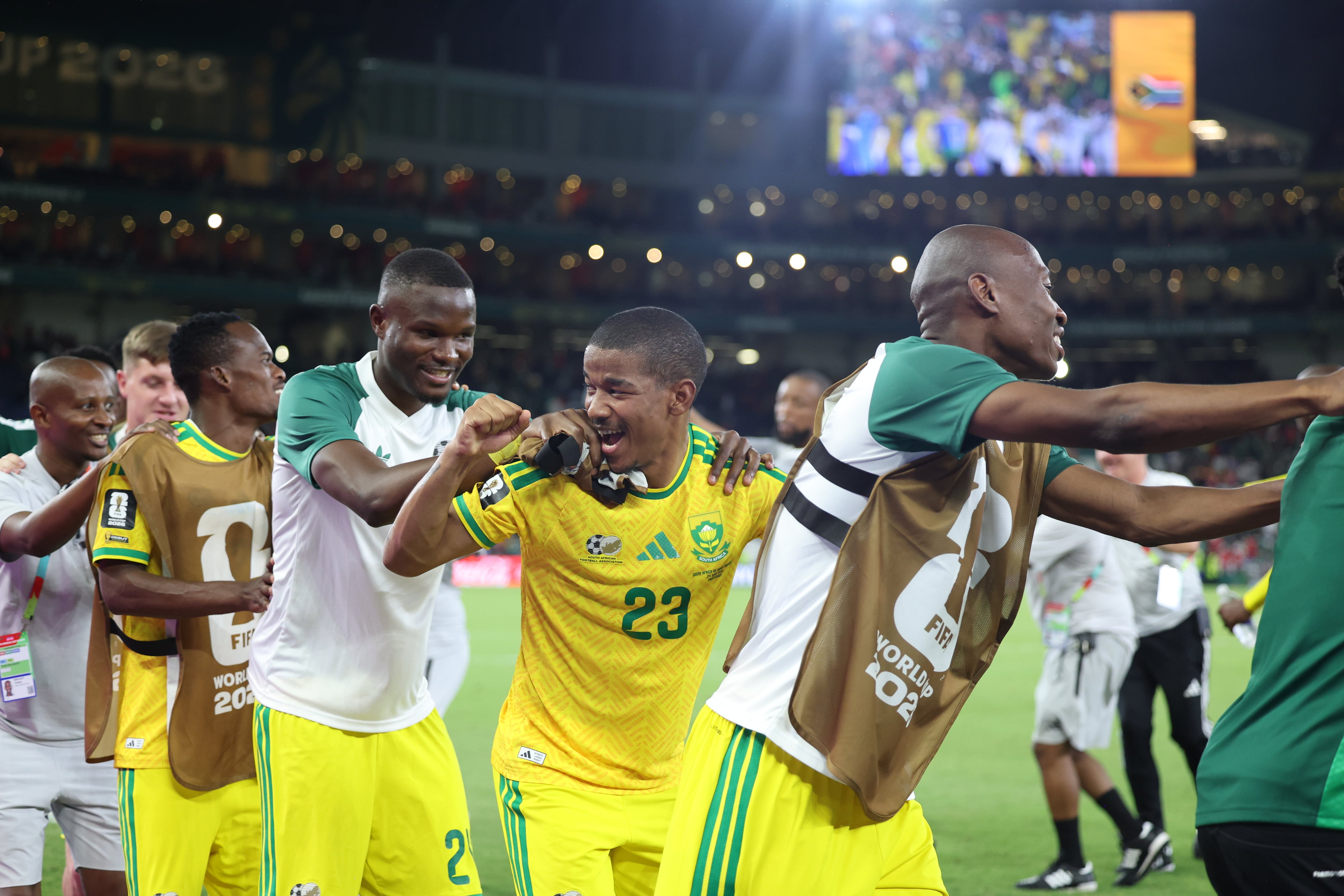 El sudafricano Jayden Adams (23) celebra con sus compañeros después de vencer 1-0 a Corea del Sur en partido por el Grupo A del Mundial, el miércoles 24 de junio de 2026, en Monterrey, México. (AP Foto/Sofia Yaker)
