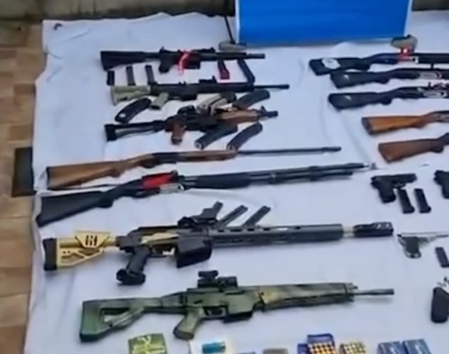 Entre las armas secuestradas en La Plata había escopetas semiautomáticas, pistolas, revólveres y carabinas de marcas como Glock, Beretta y Bersa (Infobae en Vivo)