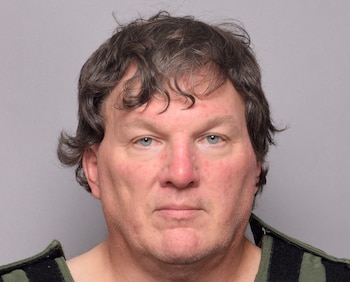 Rex A. Heuermann, un arquitecto de unos 50 años que vivía a 20 minutos en coche de Gilgo Beach en Massapequa Park, aparece en una foto de su ficha policial proporcionada por la Oficina del Sheriff del Condado de Suffolk en Yaphank, Nueva York, EE. UU., el 14 de julio de 2023. Oficina del Sheriff del Condado de Suffolk/Imagen cedida vía REUTERS