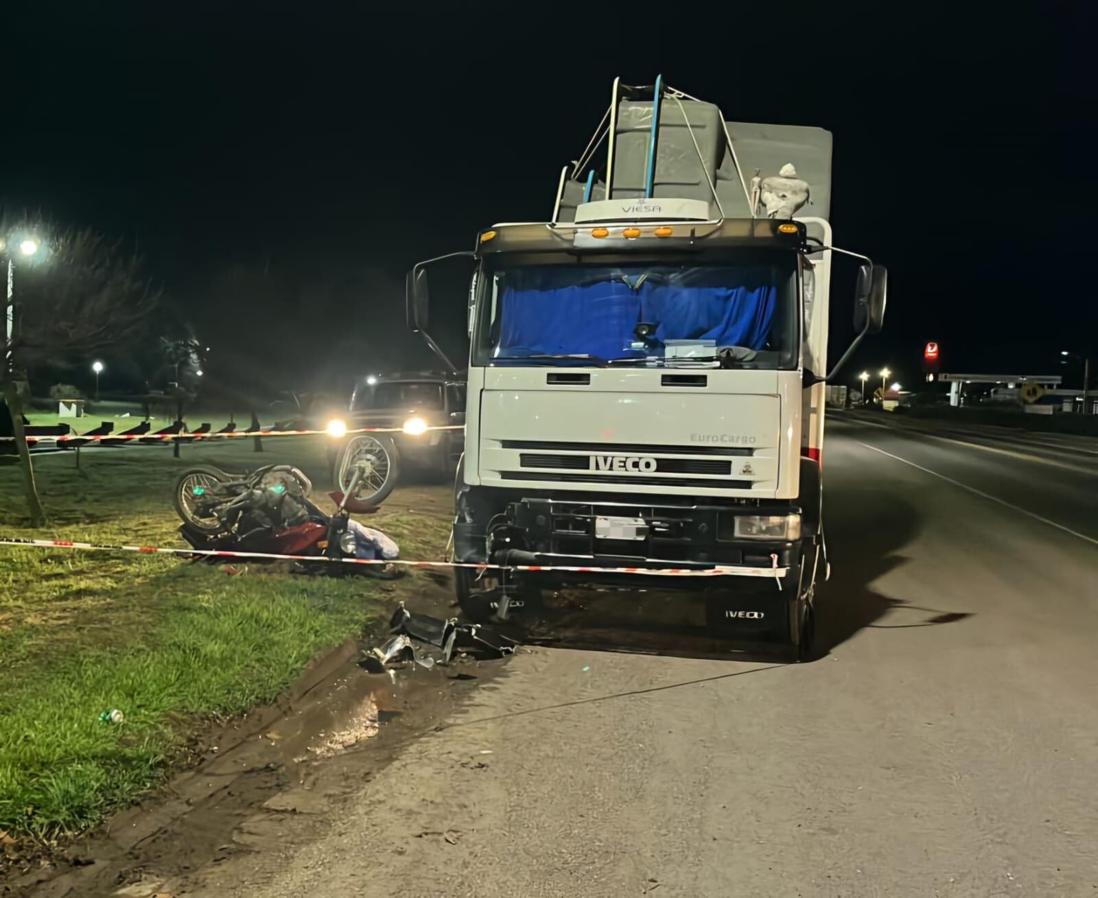 El joven chocó contra el camión estacionado.