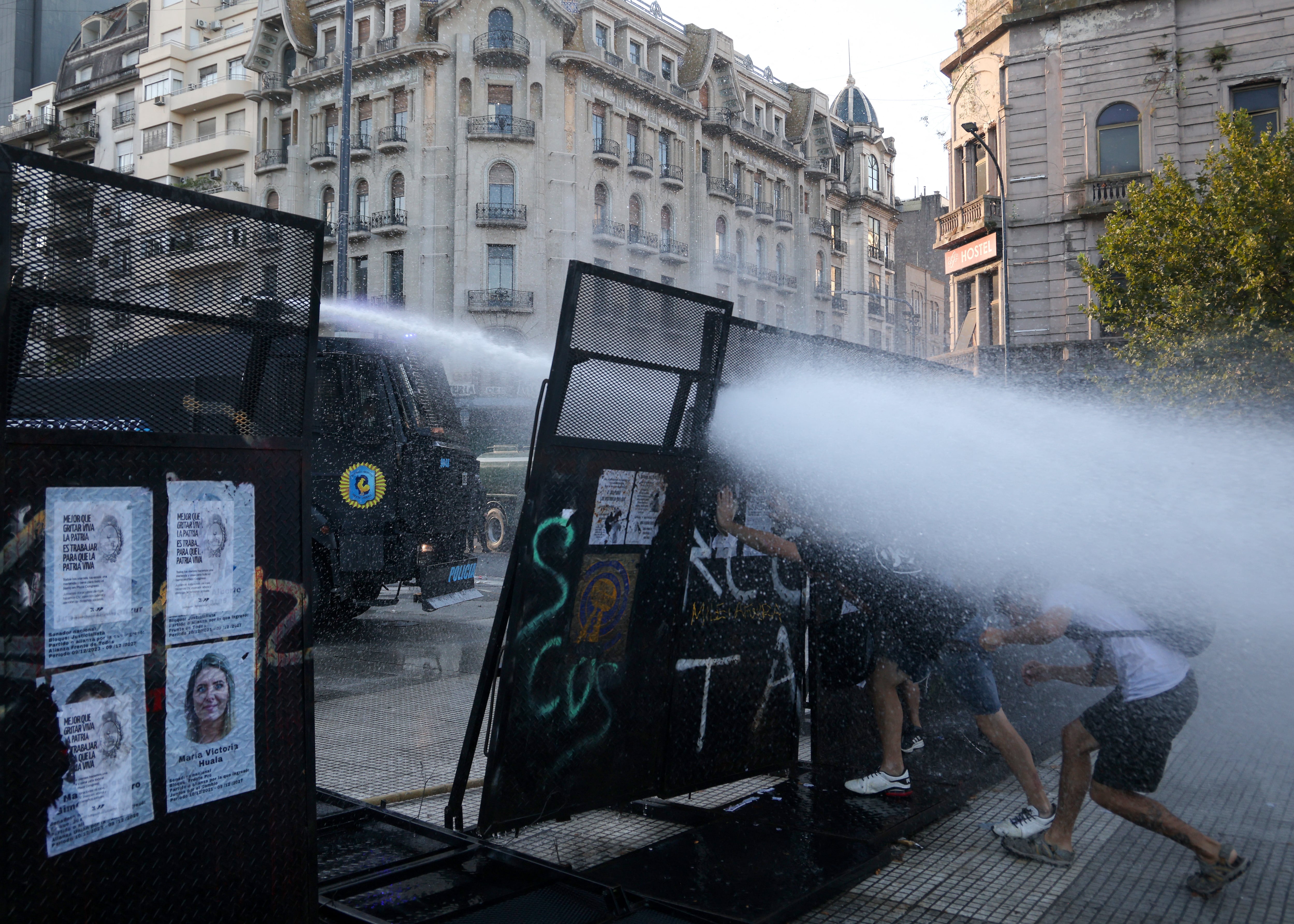 Graves incidentes en la marcha contra la reforma laboral. Baja participación en la convocatoria (Photo by TOMAS CUESTA / AFP)
