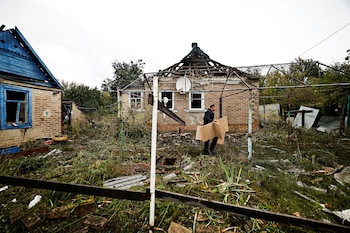 La gente saca sus pertenencias