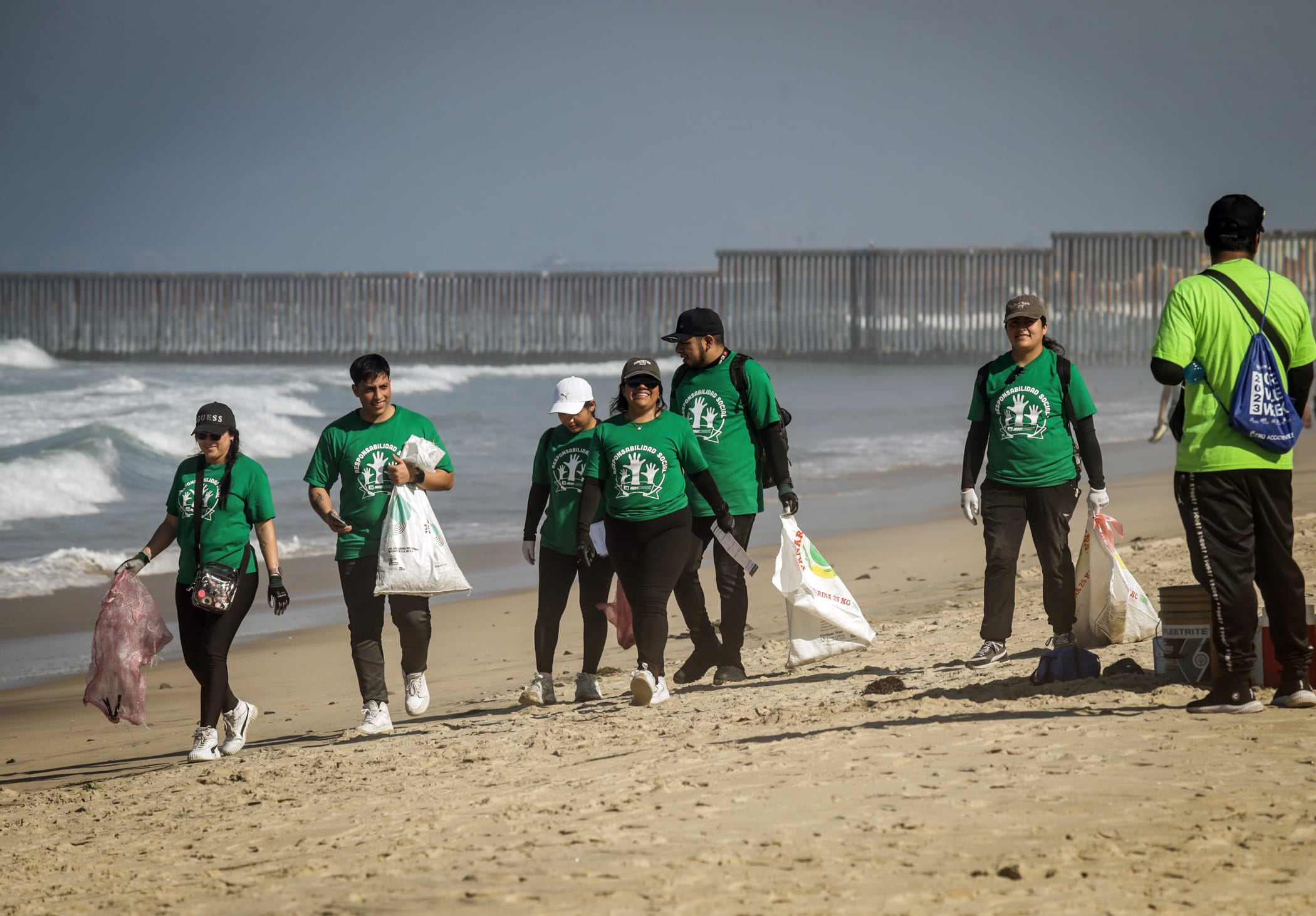 La crisis del río Tijuana enfermó a bañistas y surfistas, provocó cierres de playas y afectó los entrenamientos de los Navy SEALs en Coronado (EFE/ Joebeth Terríquez)
