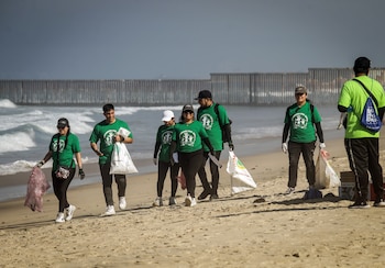 La crisis del río Tijuana enfermó a bañistas y surfistas, provocó cierres de playas y afectó los entrenamientos de los Navy SEALs en Coronado (EFE/ Joebeth Terríquez)
