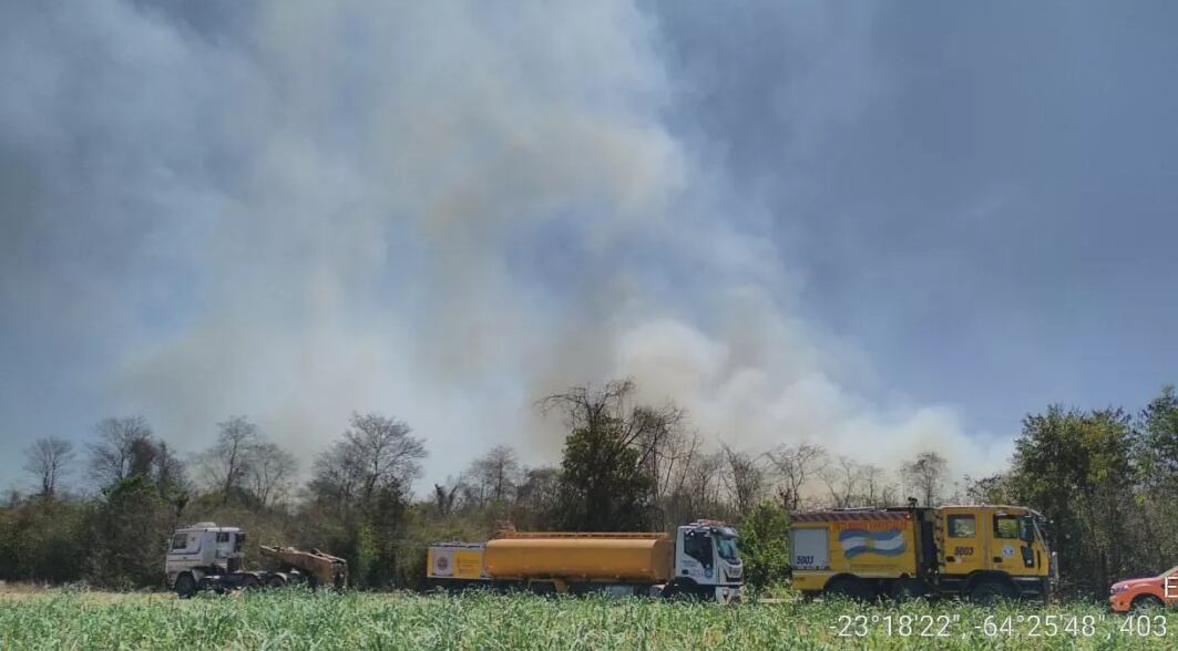 Aumentan recursos y medios aéreos para controlar los incendios en el norte de Salta