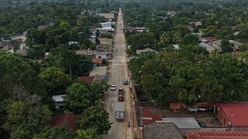 El presidente Arévalo supervisa dos proyectos viales financiados con fondos de desarrollo en Las Cruces, Petén