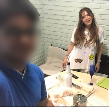 A. junto a Sonia Mantilla