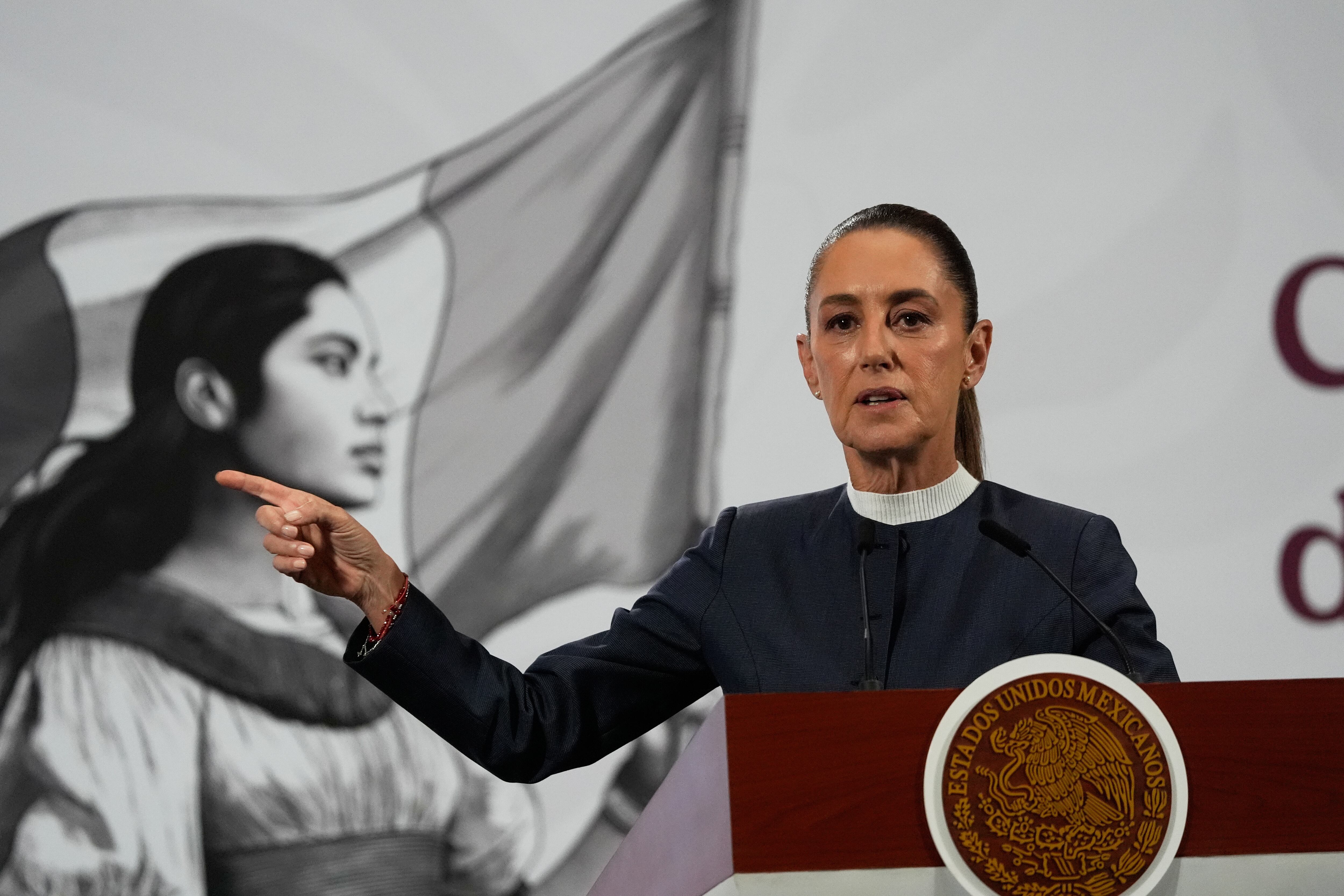 Claudia Sheinbaum durante su mensaje sobre la estrategia de seguridad basada en el diálogo y el respeto a los derechos humanos para pacificar México. (Foto AP/Marco Ugarte)