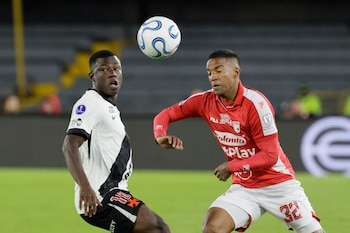 AMDEP1730. BOGOTÁ (COLOMBIA), 08/09/2026.- Christian Mafla (d) de Santa Fe disputa el balón con Marino Hinestroza de Vasco da Gama este martes, en el partido de ida de cuartos de final de la Copa Sudamericana entre Santa Fe y Vasco da Gama en el estadio El Campín, en Bogotá (Colombia). EFE/ Carlos Ortega