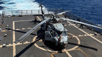 EN VIVO | Estados Unidos desplegó un buque de combate y helicópteros para aumentar su ayuda a Venezuela en medio de las operaciones de rescate