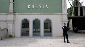 Renunció el jurado de la Bienal de Venecia tras la polémica por la participación rusa