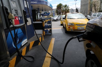 Vehículos hacen fila para cargar