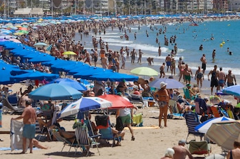 Vista general de la playa de Benidorm este viernes. (Morell/EFE)