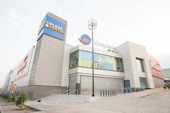 A diferencia de los centros comerciales tradicionales, este formato privilegia una estructura más práctica, orientada a compras rápidas y a una mayor proximidad con el cliente.