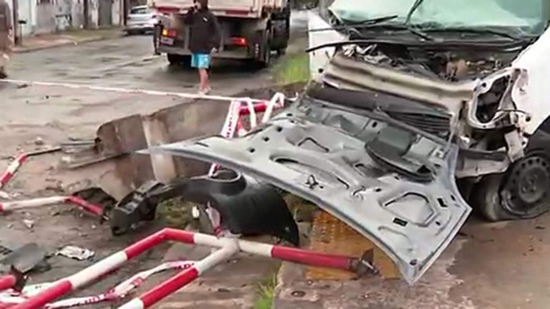 Restos de la camioneta blanca dañada tras el impacto con el tren Sarmiento (Captura de video)