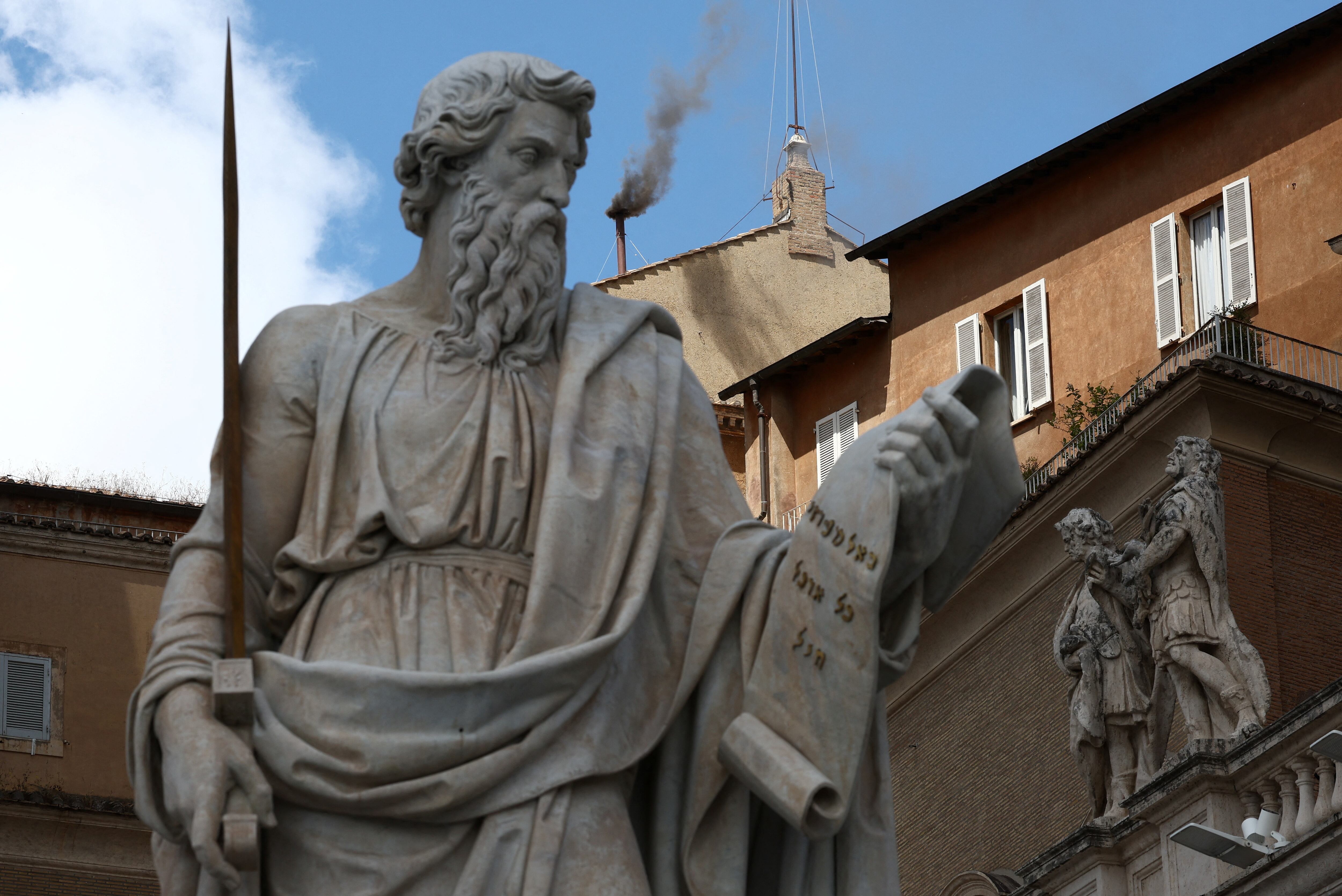 Fumata negra en el Vaticano, continúa la espera por un nuevo papa (REUTERS/Guglielmo Mangiapane)