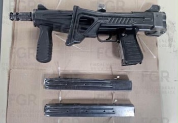 Procesan autoridades a 4 personas con armamento exclusivo del ejército en periférico. Crédito: FGR