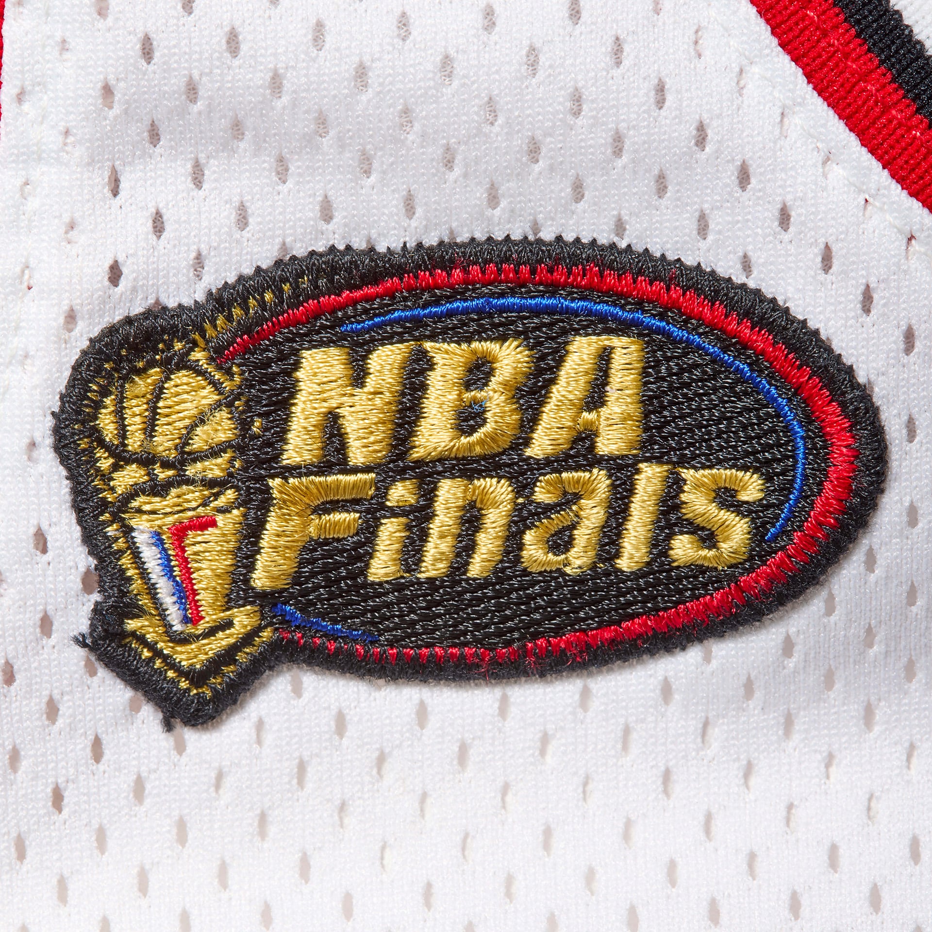 El parche de las finales de la NBA en la camiseta subastada de Micahel Jordan