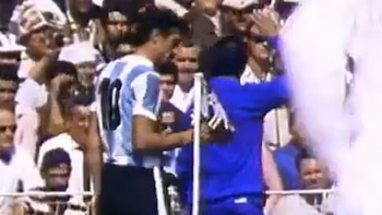 El día que Rattín fue expulsado contra Inglaterra en el Mundial 66, estrujó un banderín británico y obligó a la FIFA a cambiar el reglamento