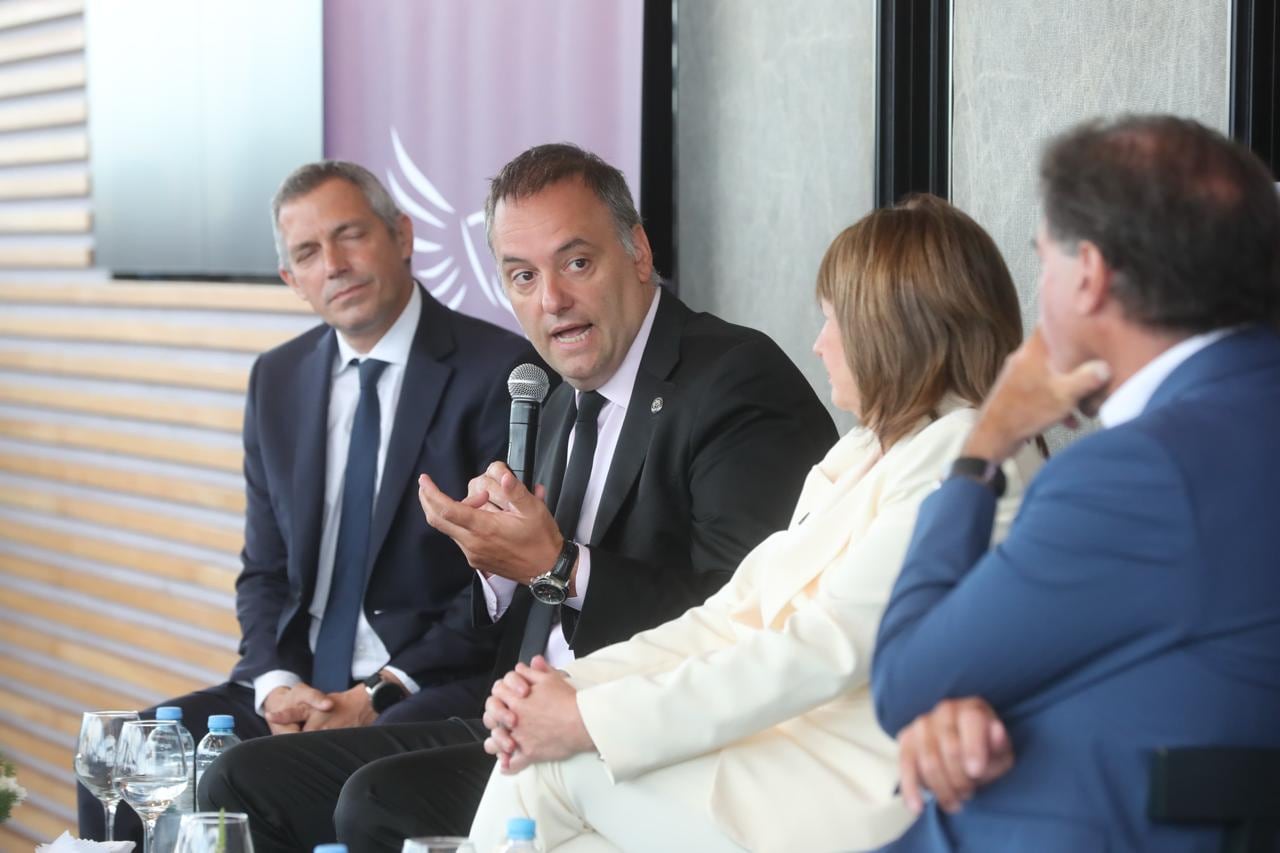 El jefe de Gabinete, Manuel Adorni, en el conversatorio por la Reforma Laboral junto a la jefa de bloque de LLA, Patricia Bullrich