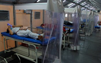 Varias personas se mantienen en