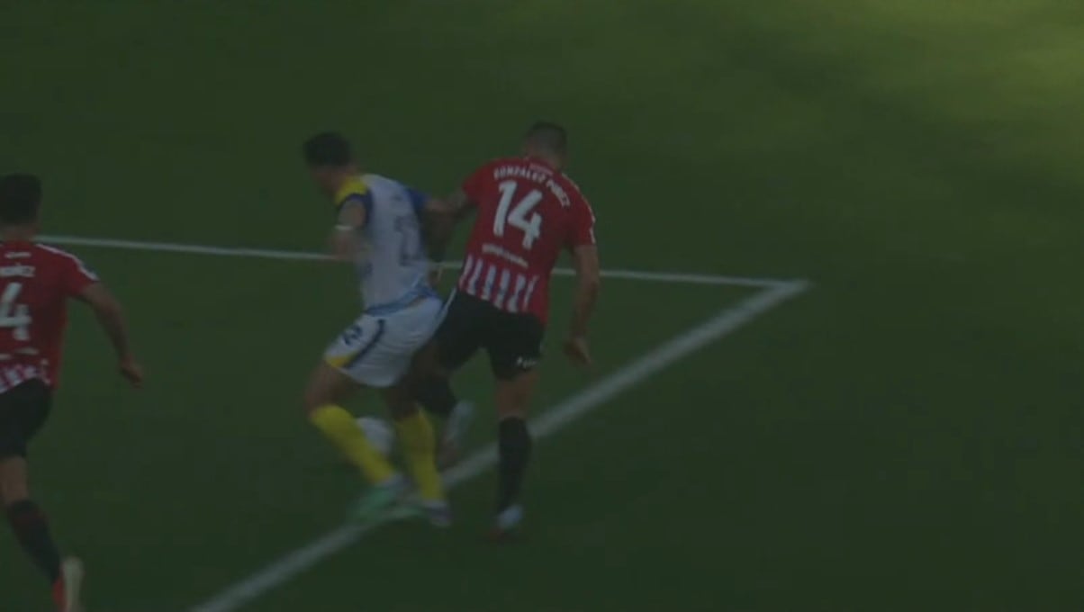 La infracción de González Pirez a Copetti que terminó en penal para Rosario Central (Captura de video)