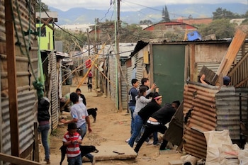 Estudios del CEUR de la USAC señalan que la escasez de tierra y la falta de alternativas formales empujan a miles de familias a ocupar terrenos públicos o privados sin garantías legales.